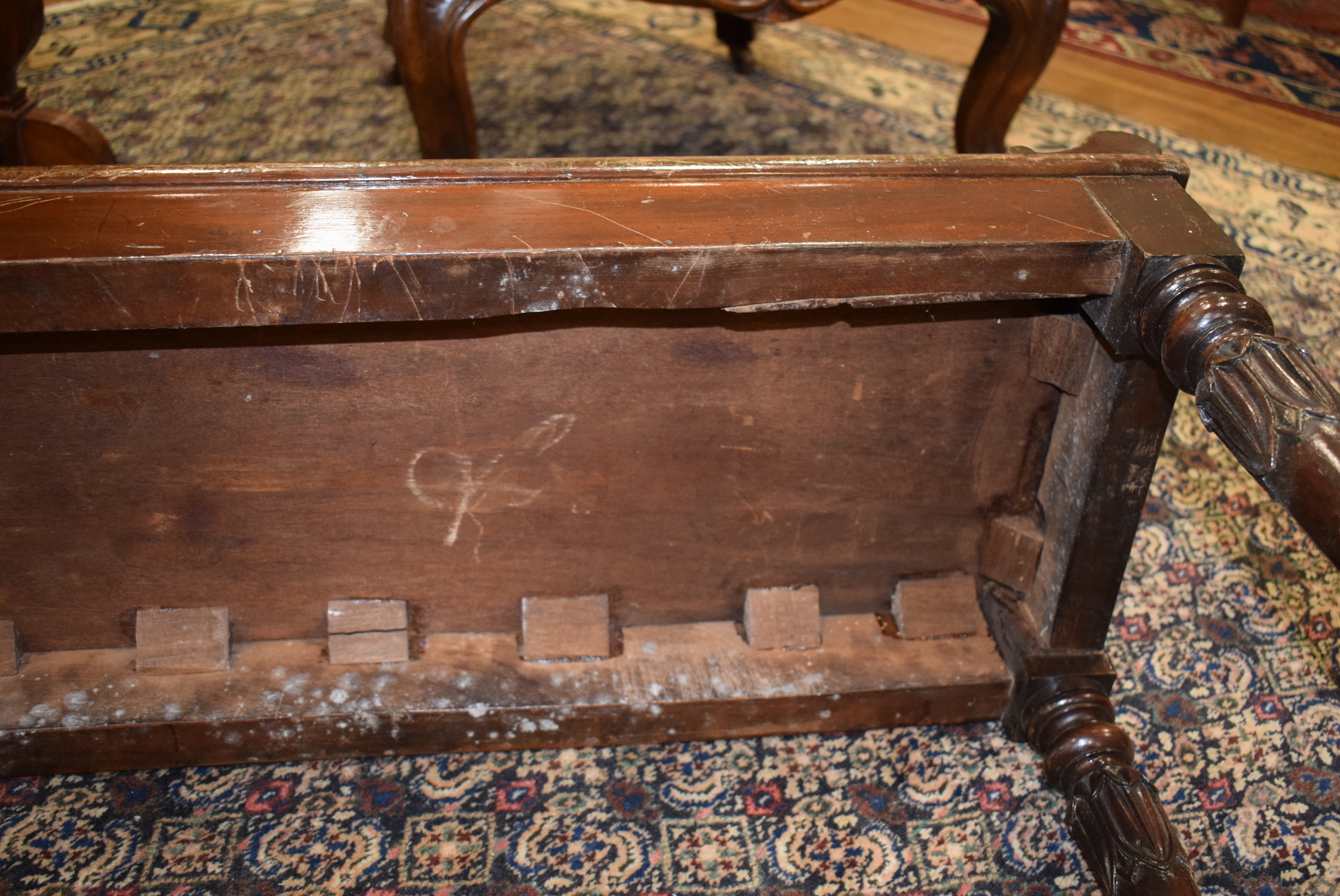 A late 19th century mahogany window seat with scrolled ends and turned legs with acanthus-leaf caps - Image 6 of 20