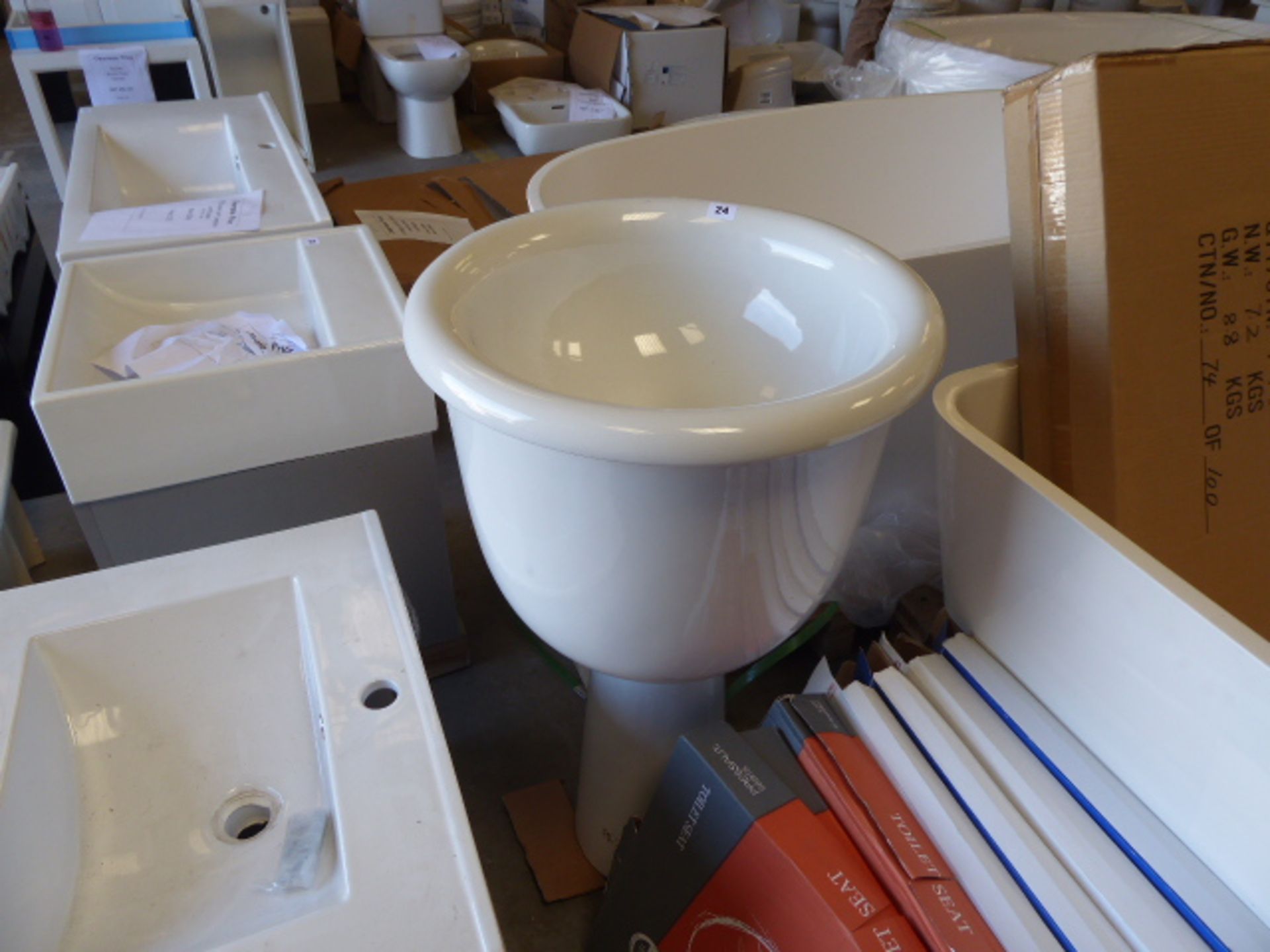 DKM hand basin with large pedestal