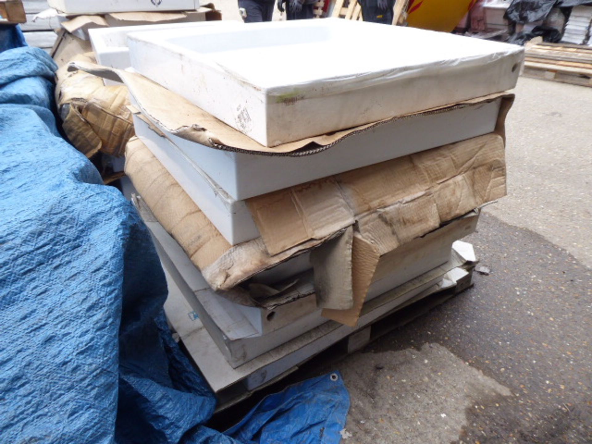 Pallet of 8 square ceramic shower trays, mostly 80cm x 80cm - Image 3 of 3