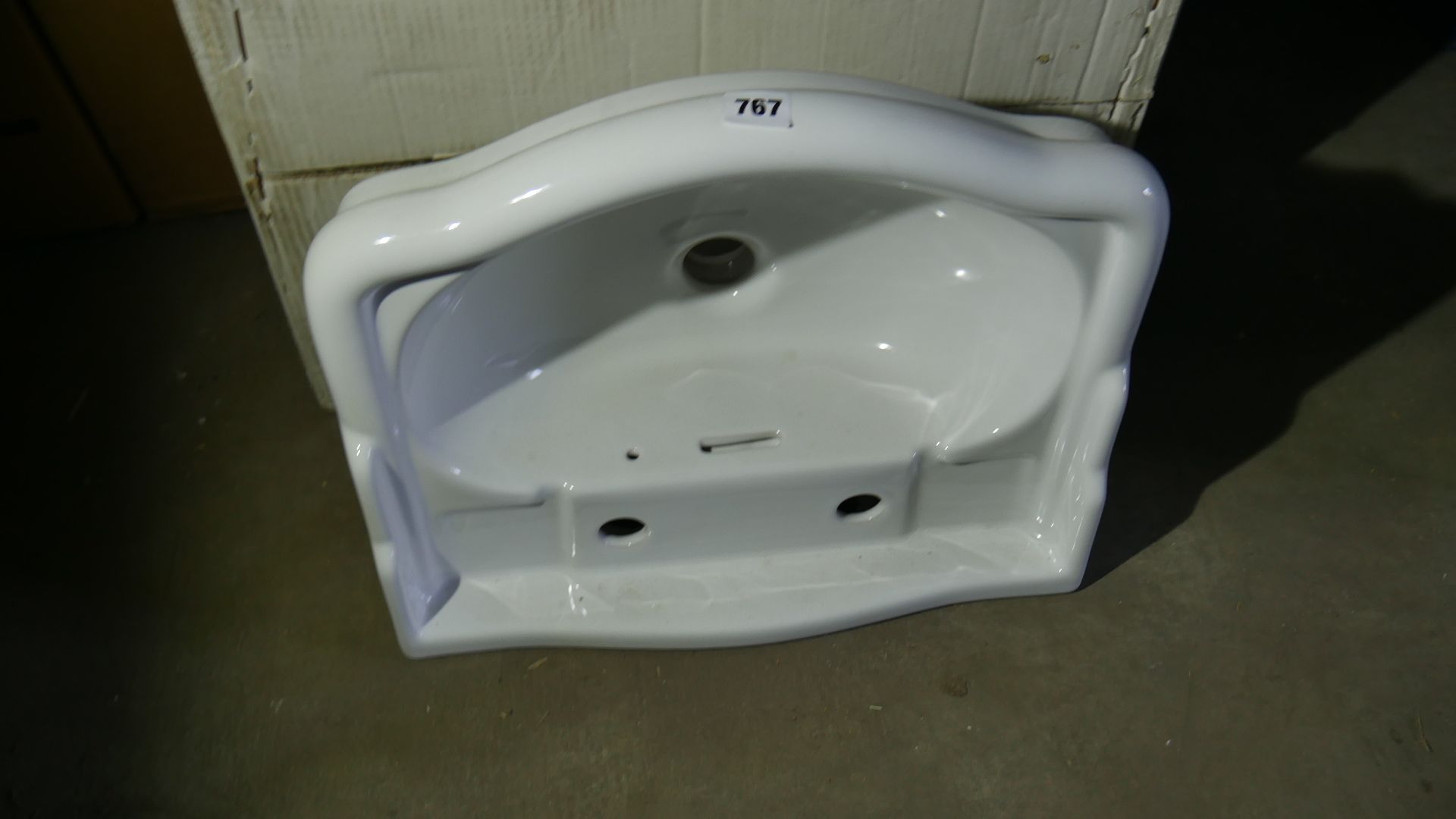 10 assorted one hole and two tap hole Windsor hand basins