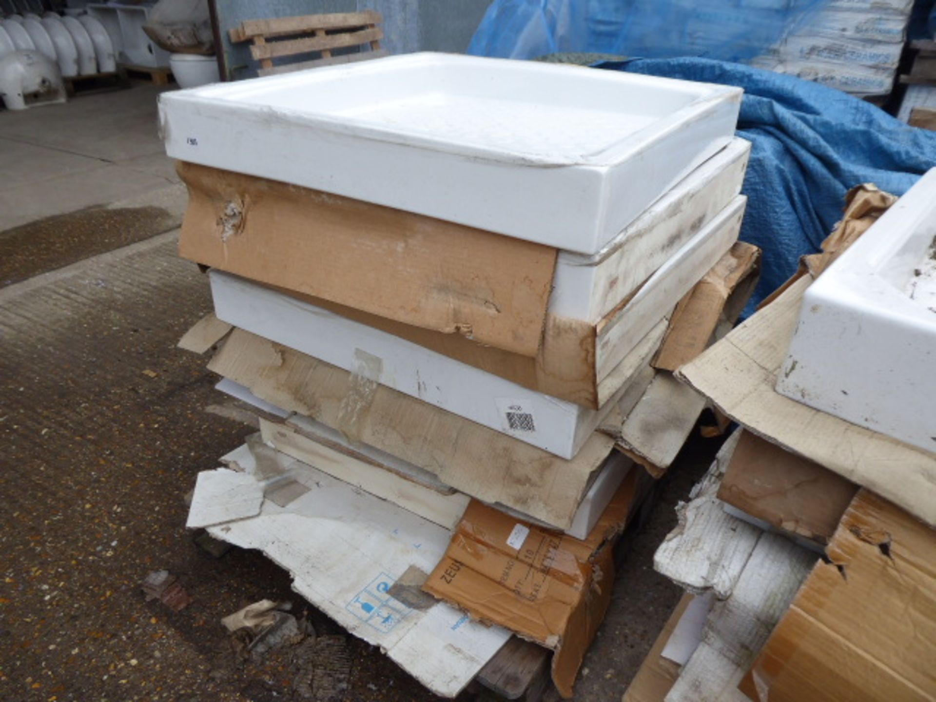 Pallet of 8 square ceramic shower trays, mostly 80cm x 80cm - Image 2 of 3