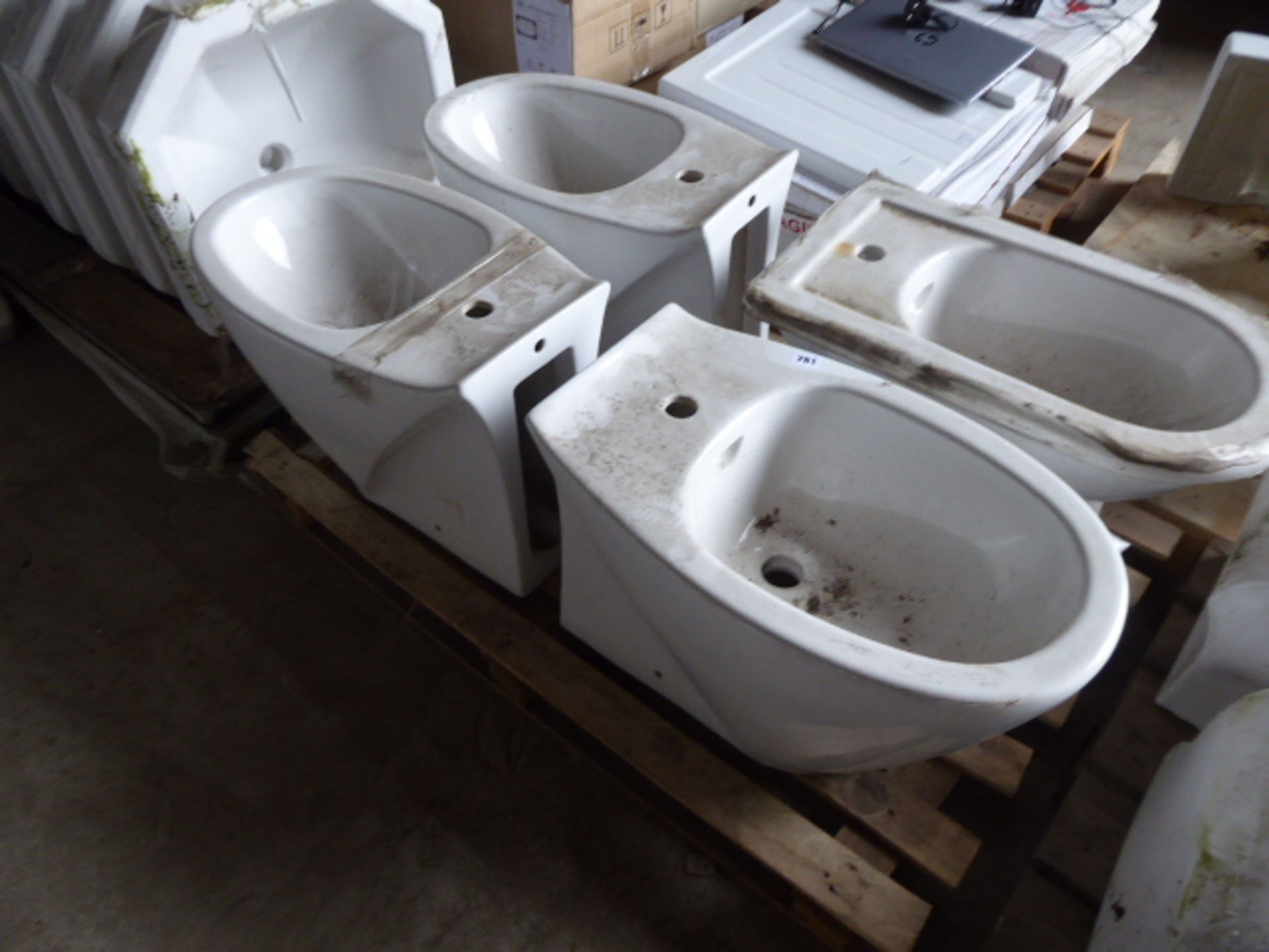 4 toilet pans