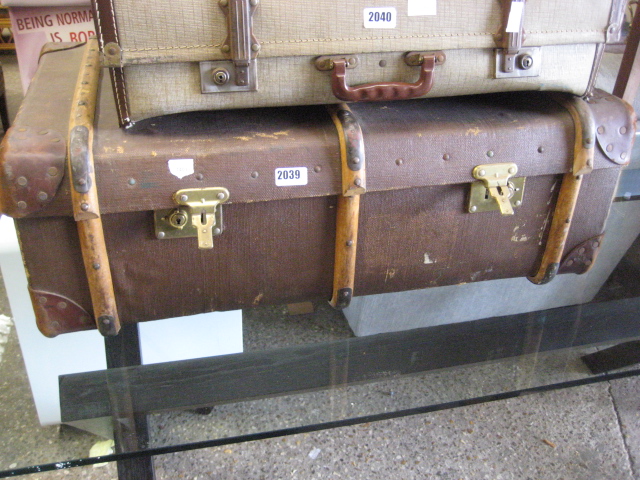 (2106) Twin handled vintage luggage case