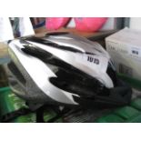 Cycle helmet in silver and black