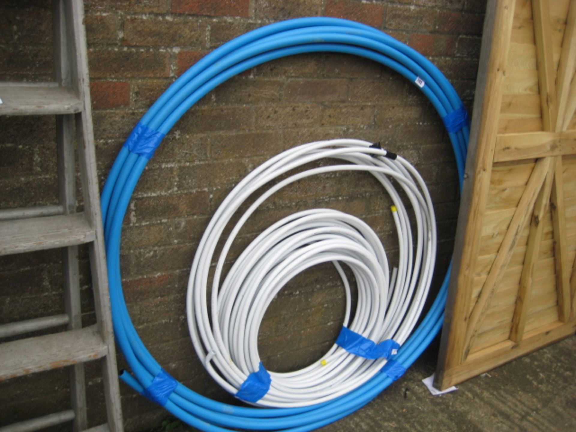 (1149) Quantity of bleu and white irrigation piping