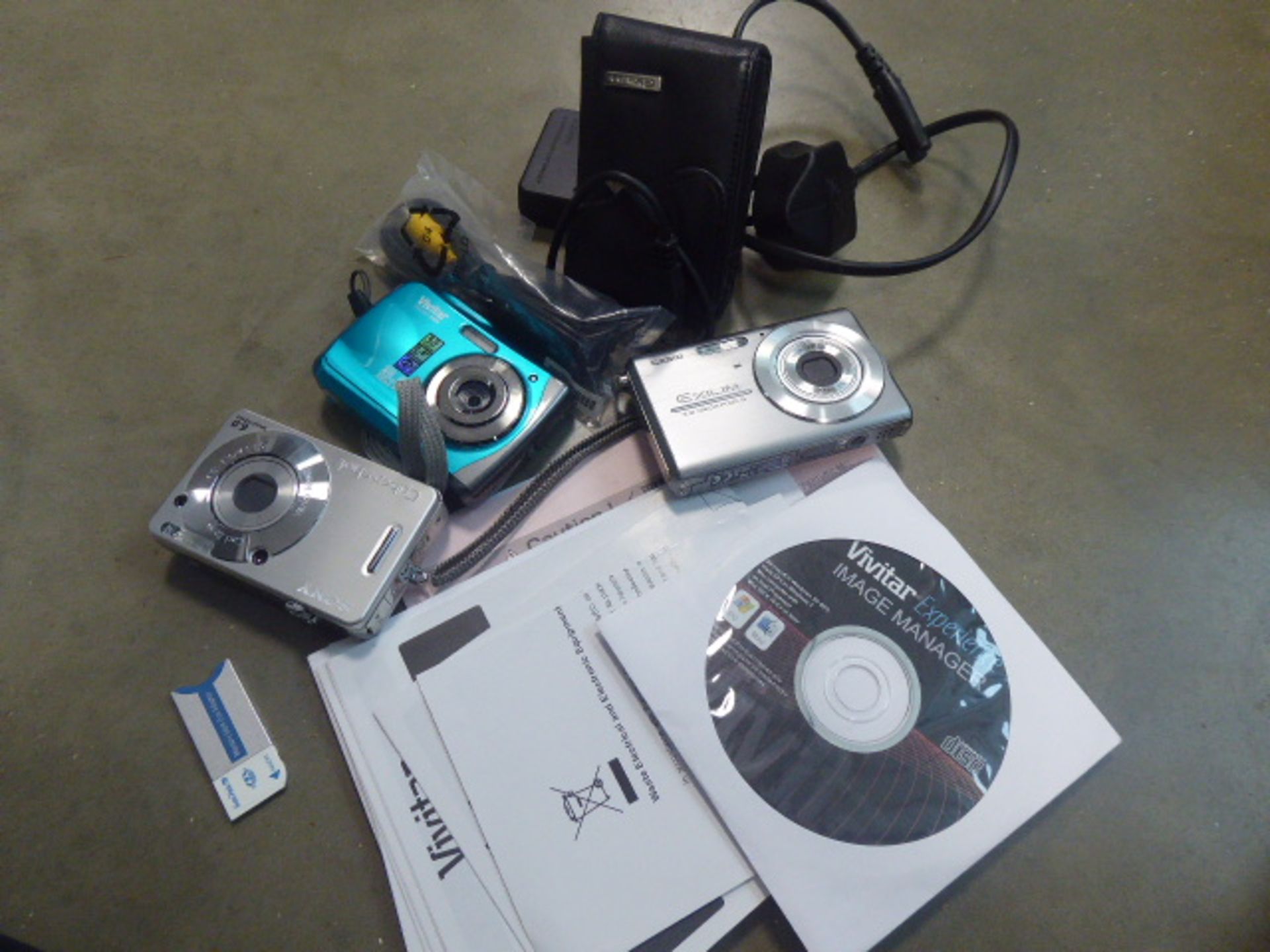 Various loose digital cameras by Vivitar, Sony and Casio