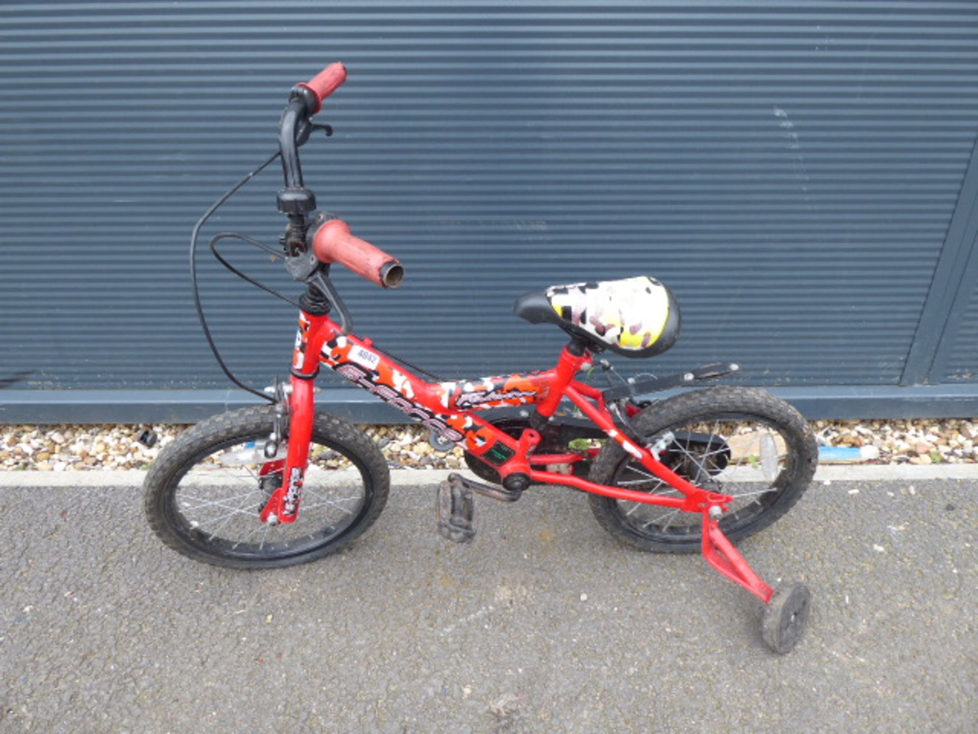 4046 Small red child's cycle with stabilisers