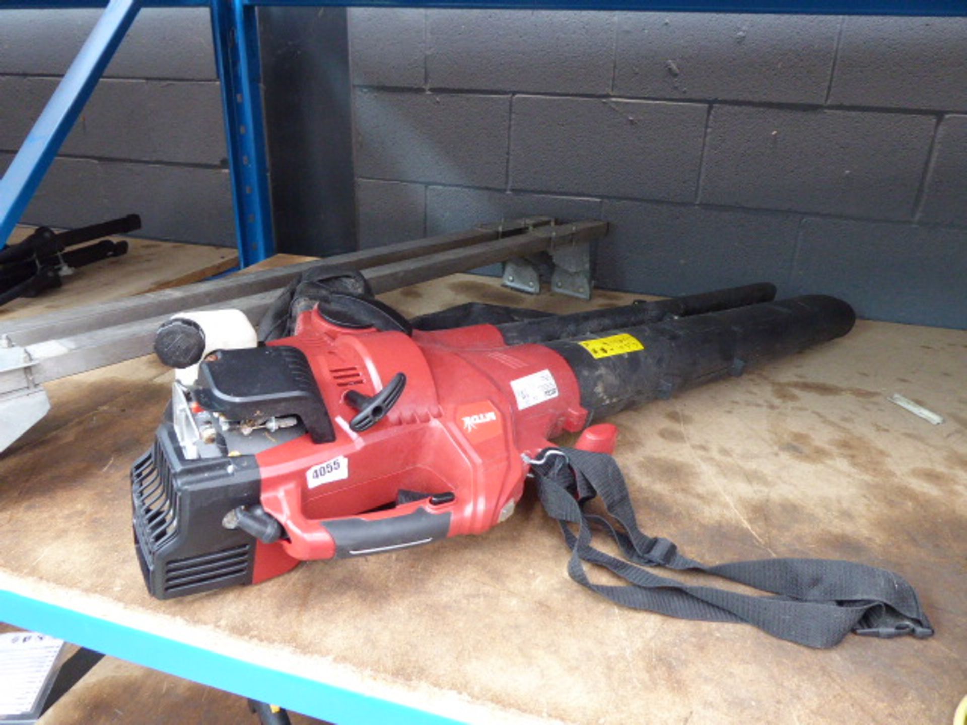 4065 MTD petrol powered leaf blower