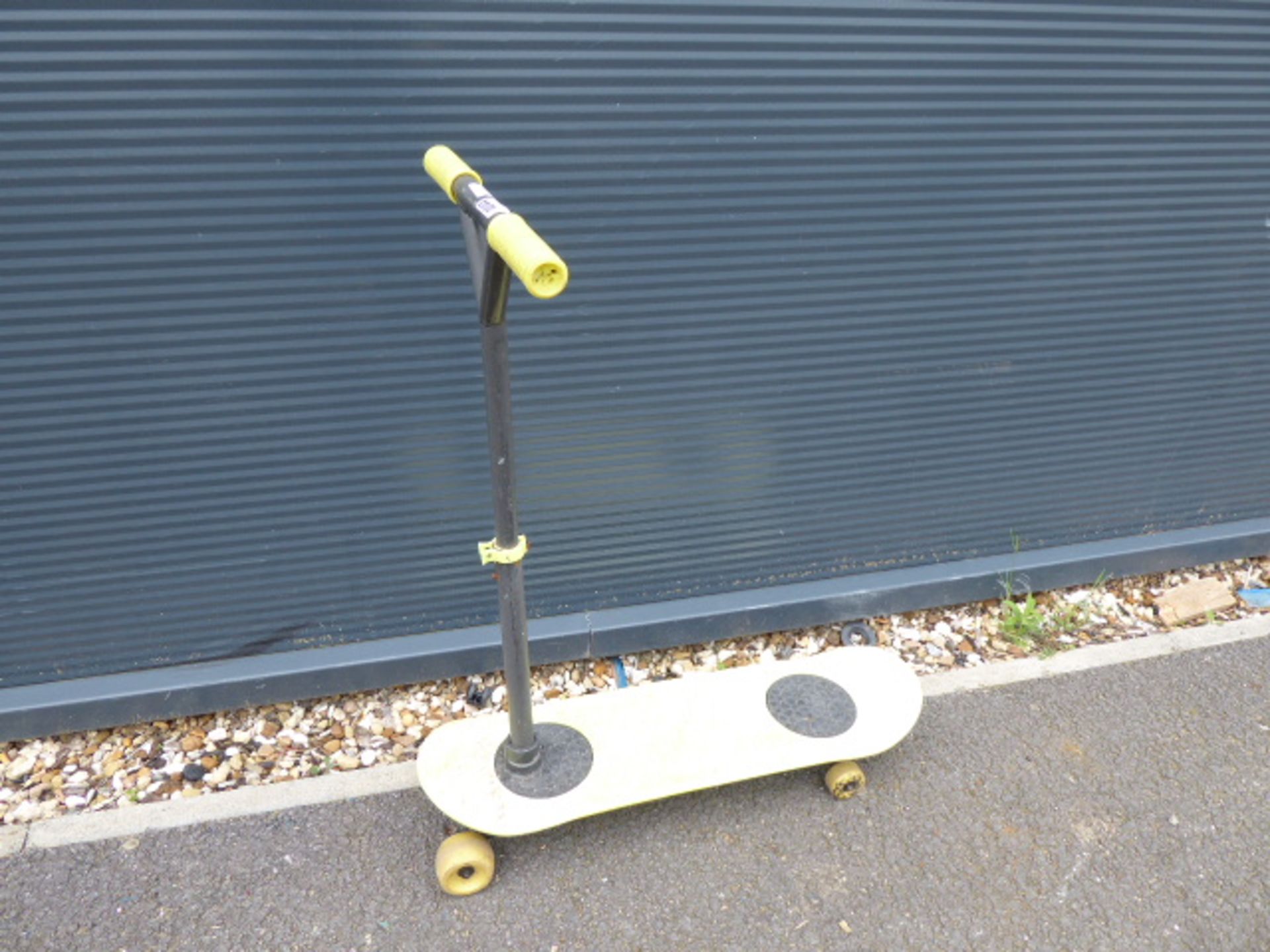 4047 Skateboard with handle