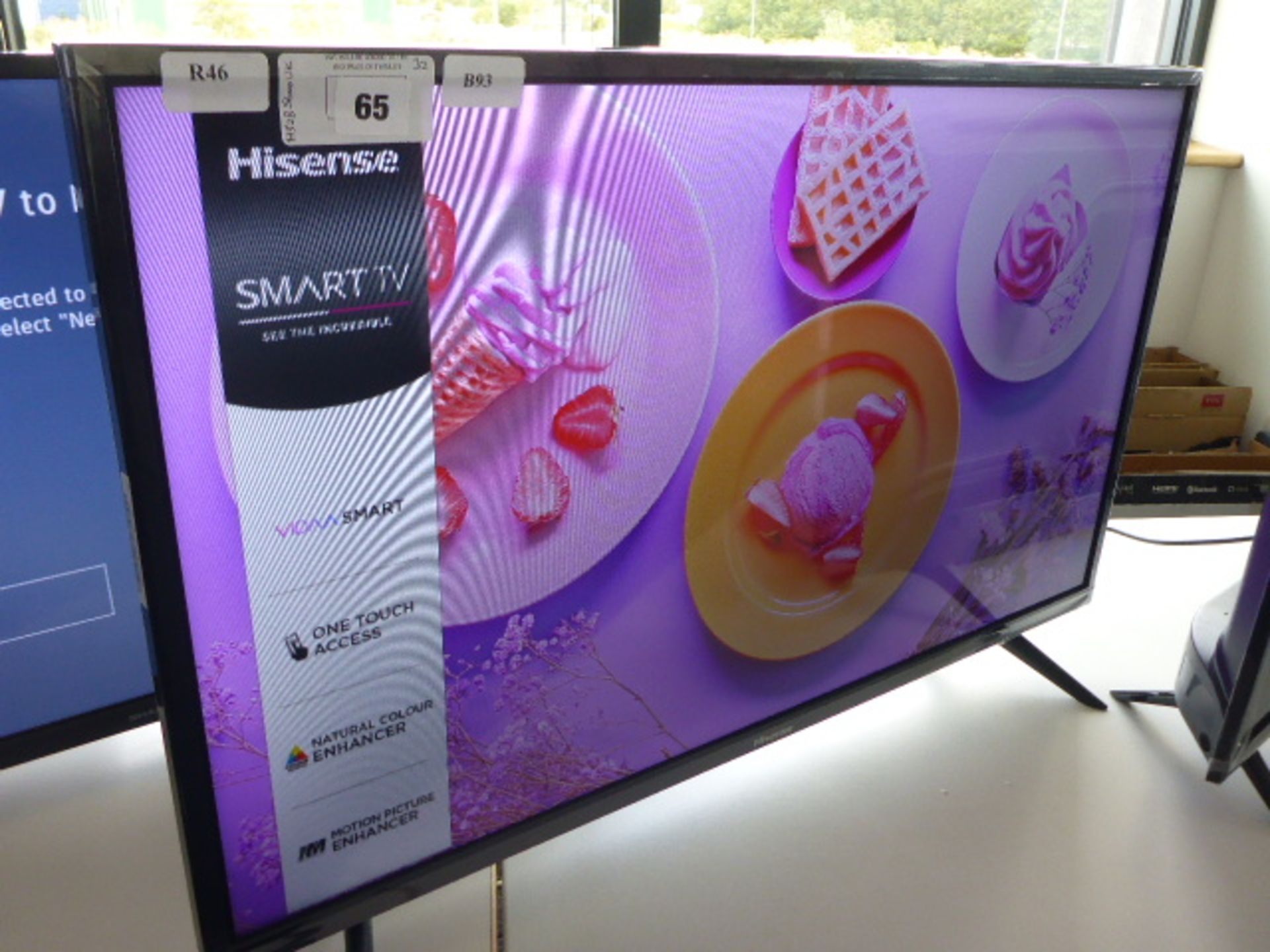 (R46) Hisense 32'' TV model number H32B5600UK with remote and box B93