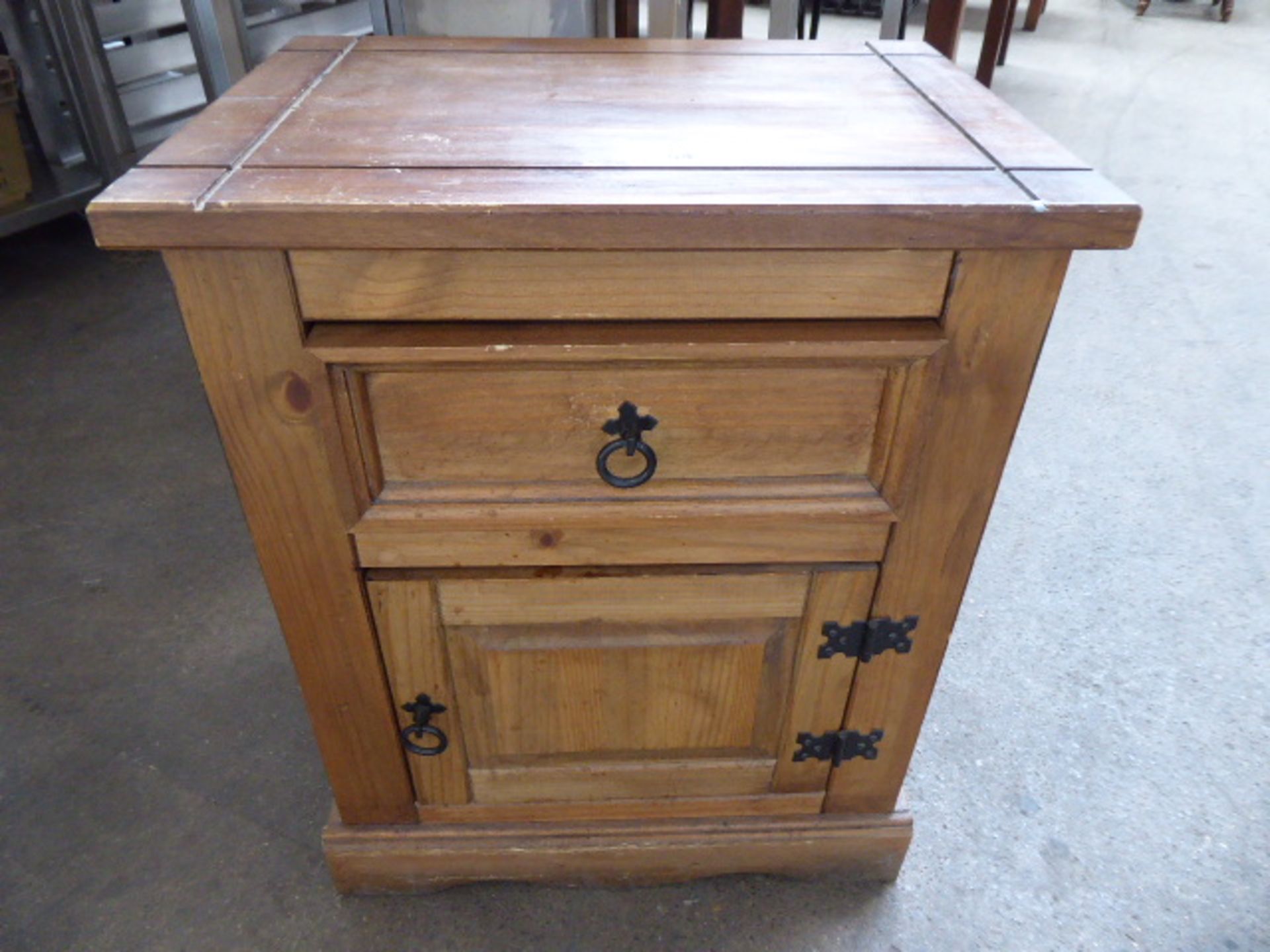 Small domestic type side cabinet