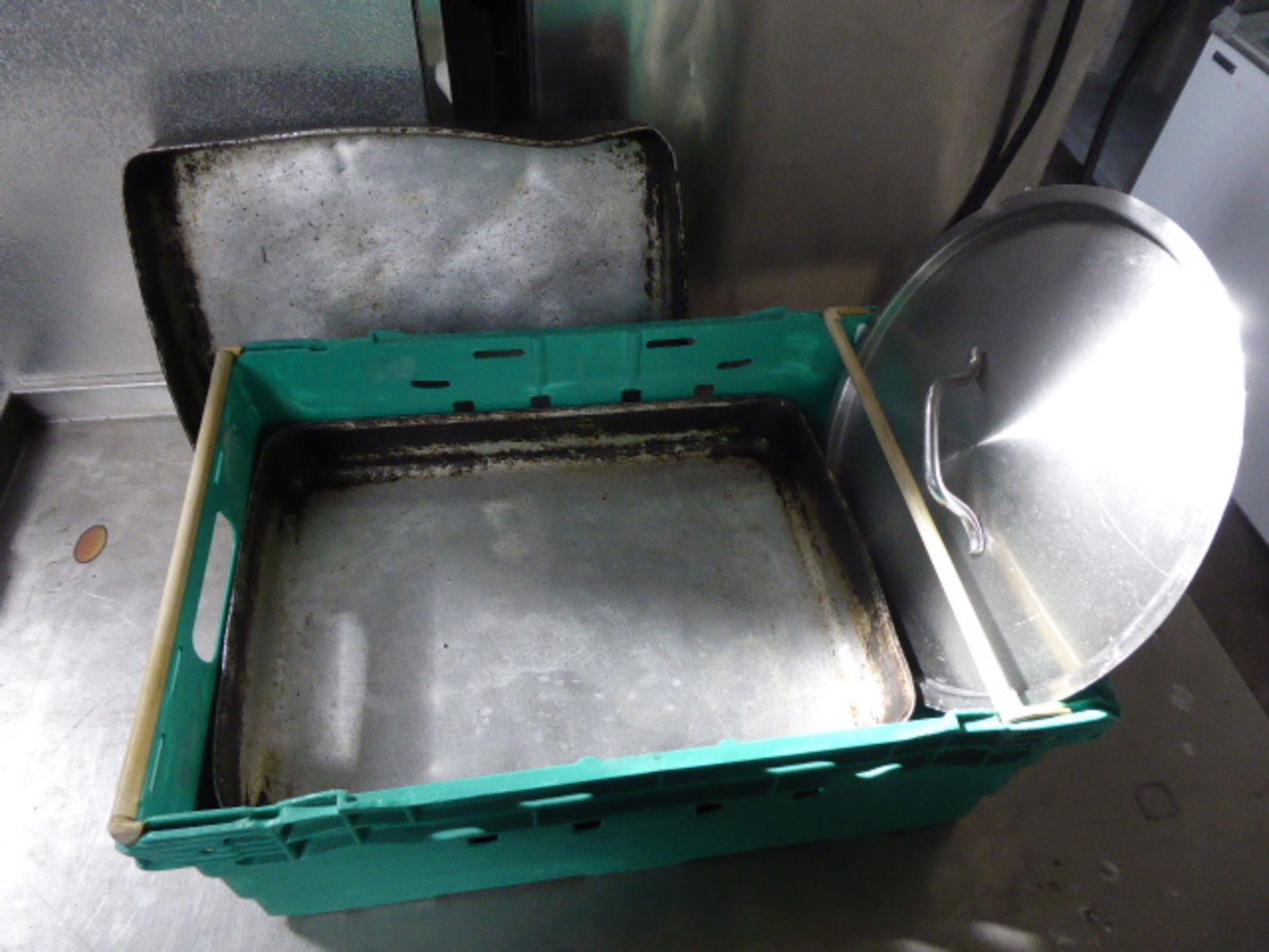 Stacking crate containing baking trays - Image 2 of 2