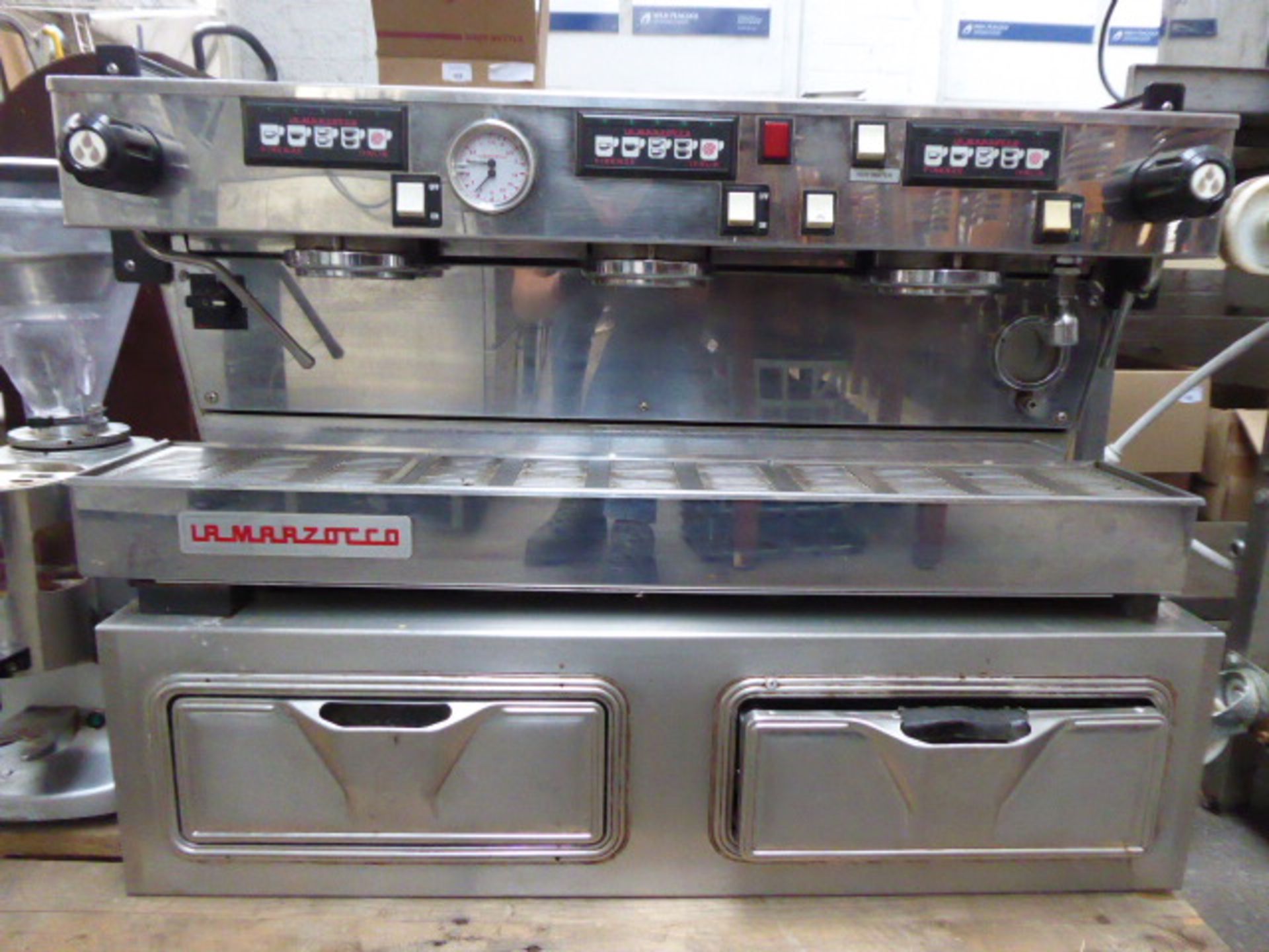 La Marzocco automatic 3 station barista type coffee machine with knockout drawers, grinder and group - Image 3 of 4