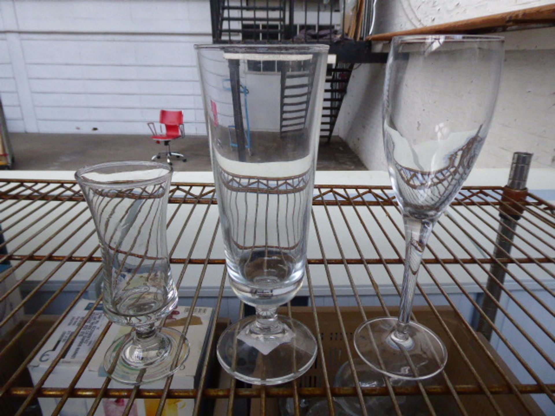 2 plastic stacking trays of assorted glassware - Image 4 of 4