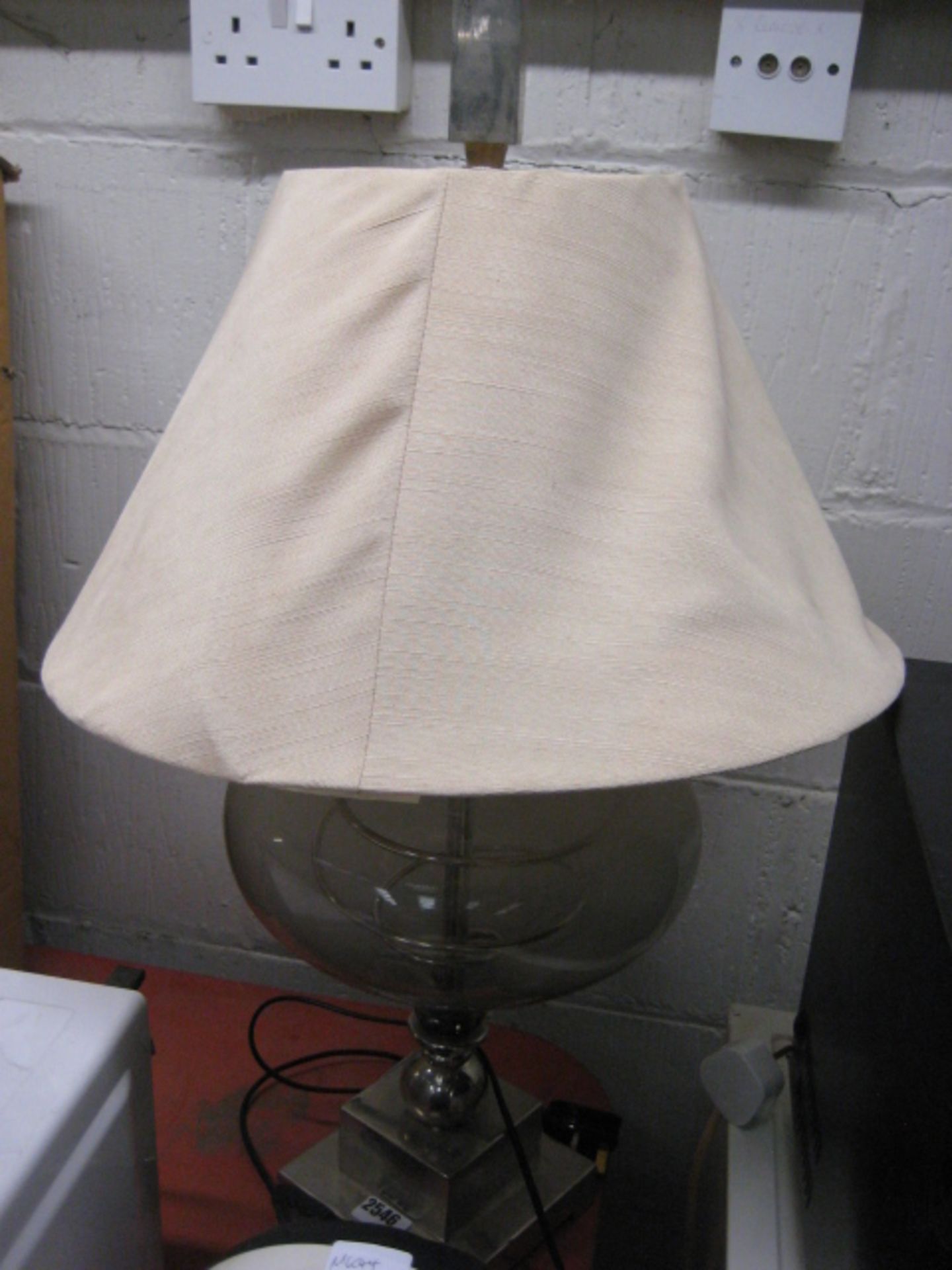 (25) Table lamp with cream shade