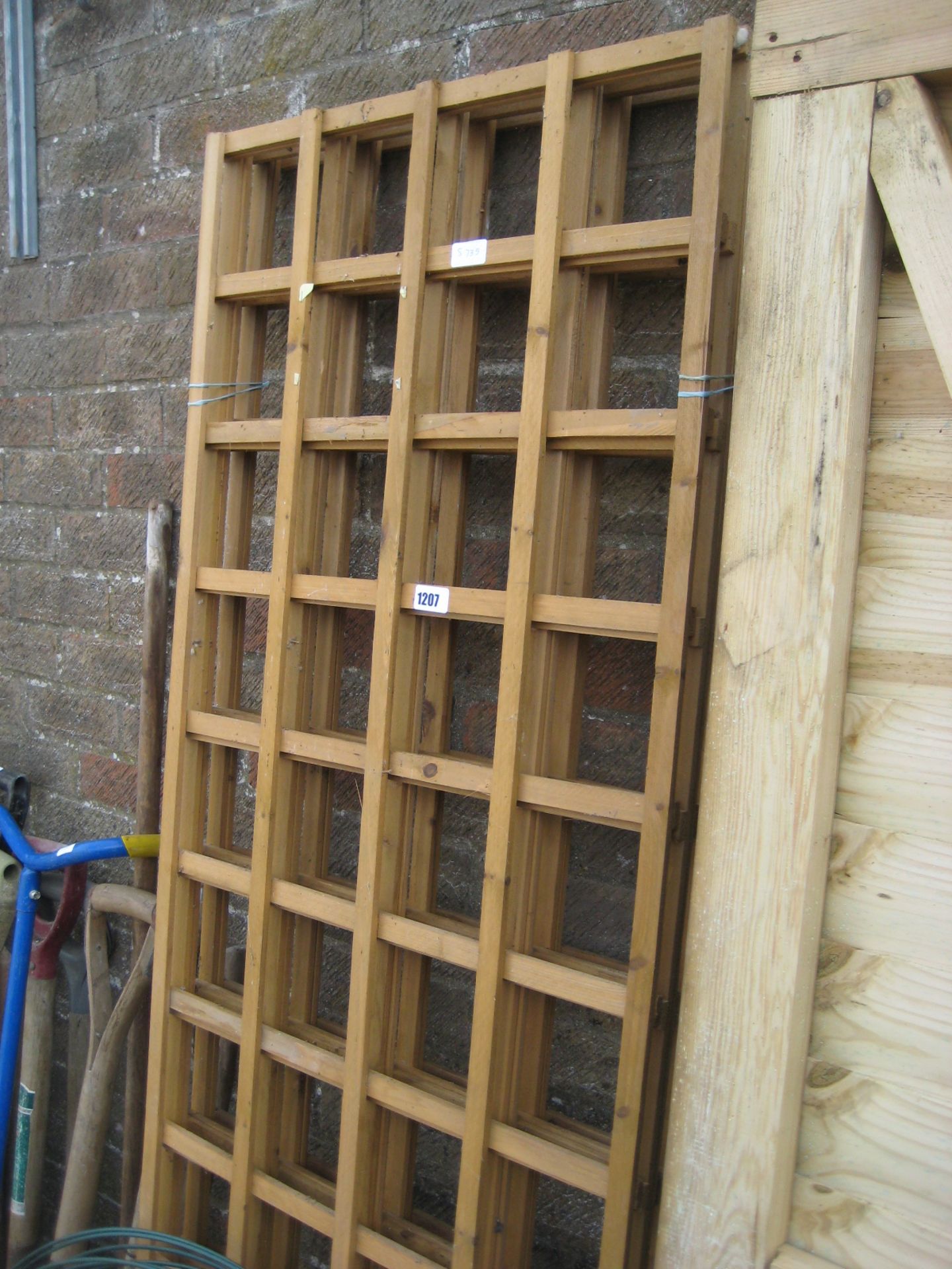 5 wooden trellis panels