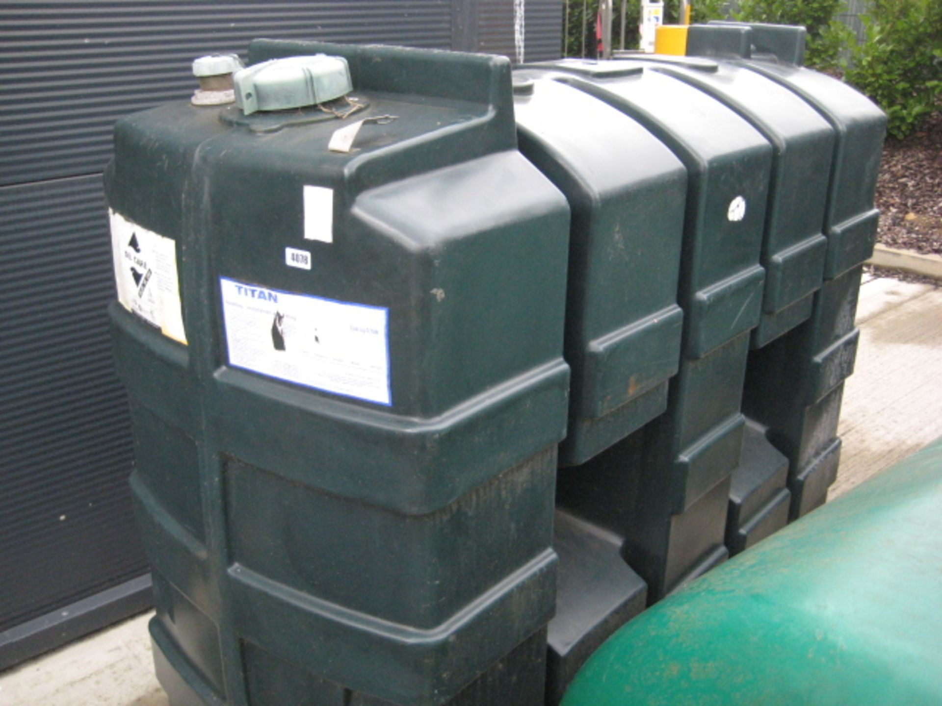 Titan 1000 litre (approx.) vertical oil tank