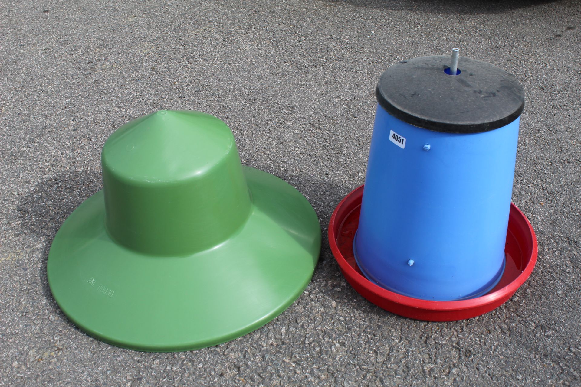12 x Manola Feeder Outdoor feeders with green top hat covers by Quill Productions - Image 2 of 2