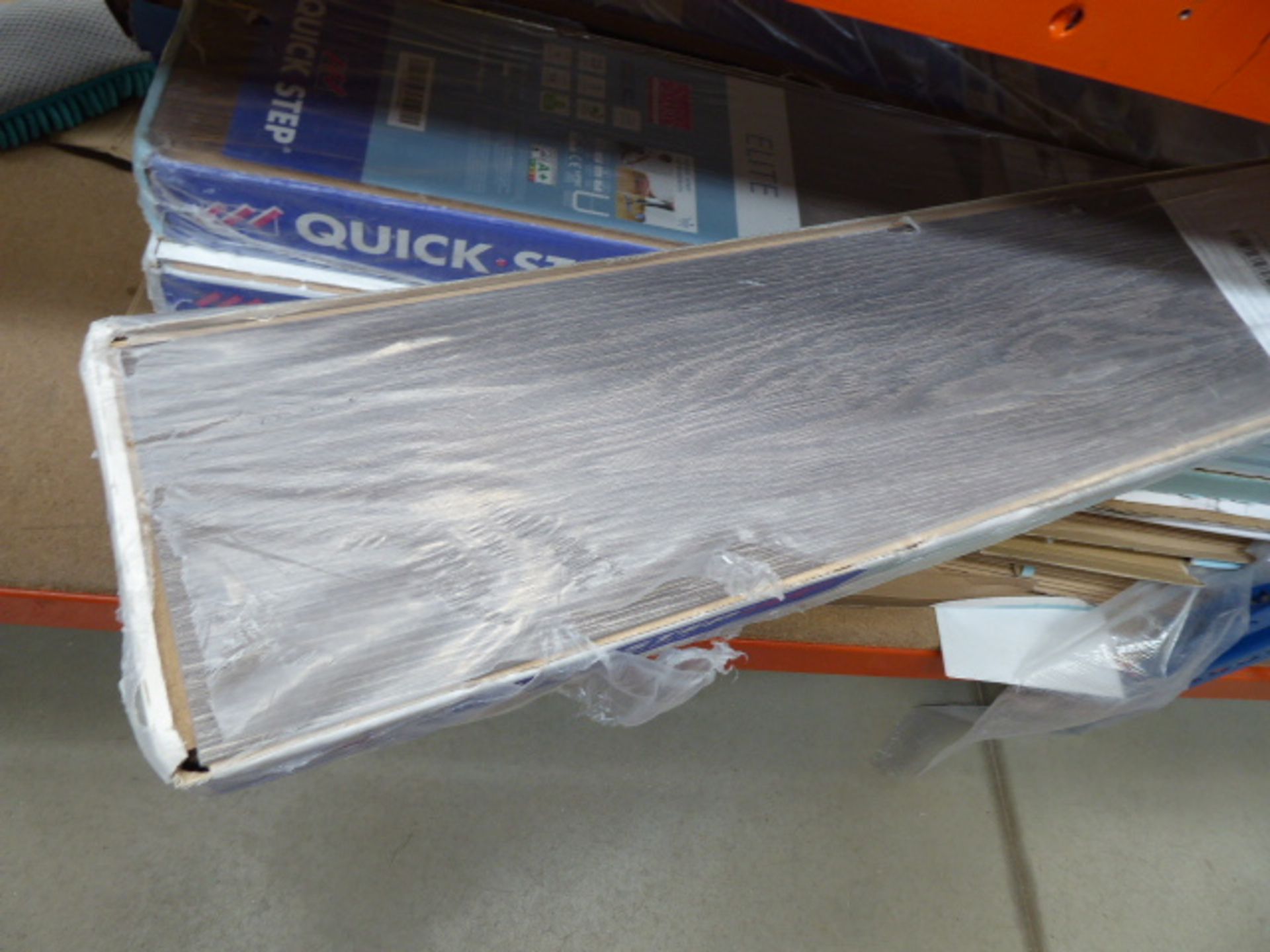 Large quantity of uni click flooring