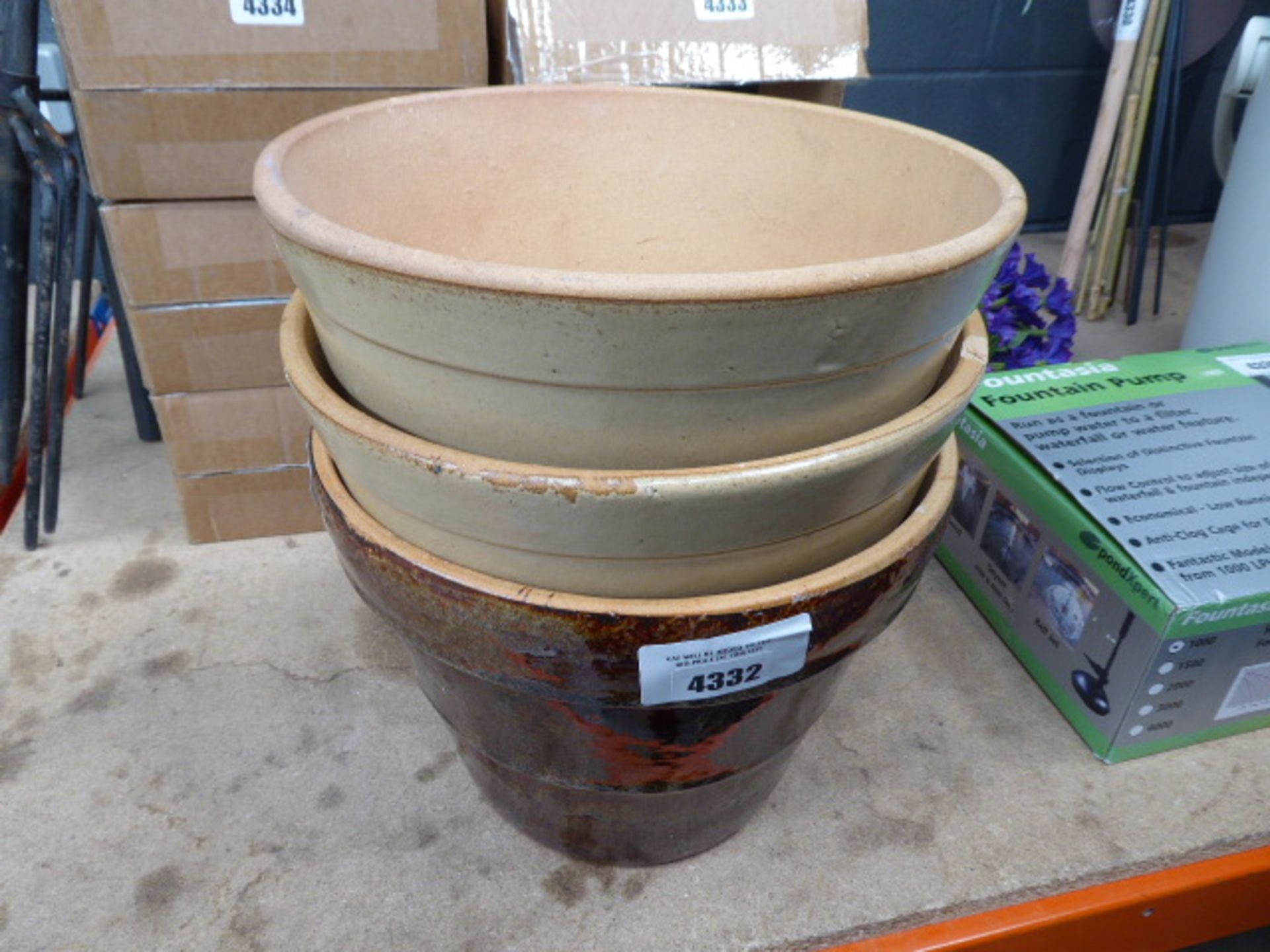 3 Plant pots