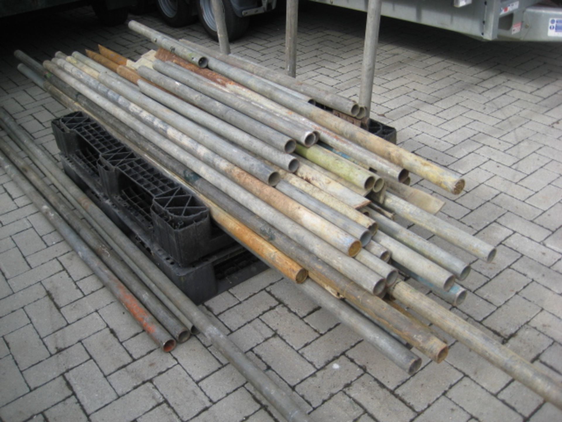 Quantity of various scaffold poles