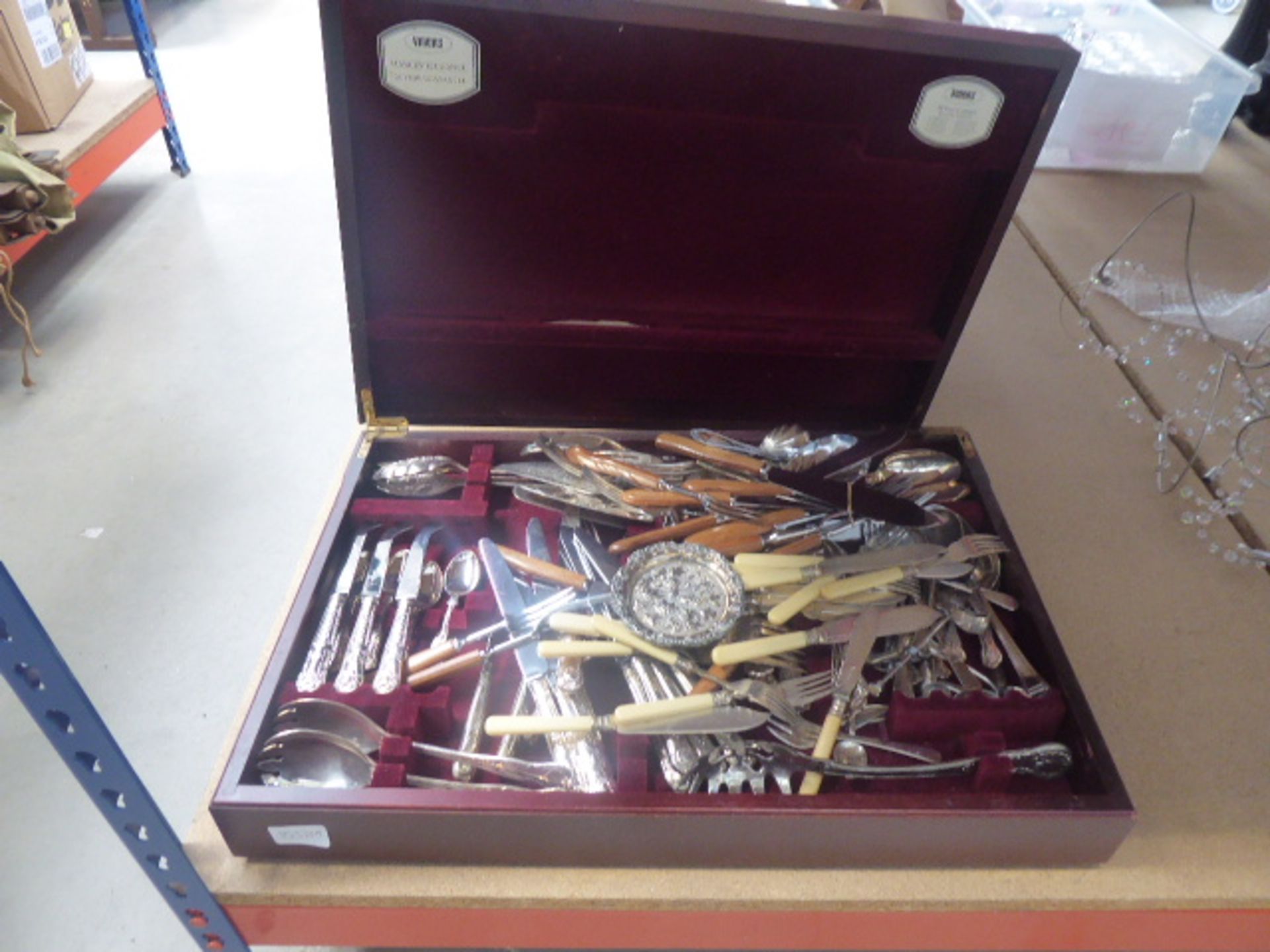 Box containing a Viners cutlery set (af)