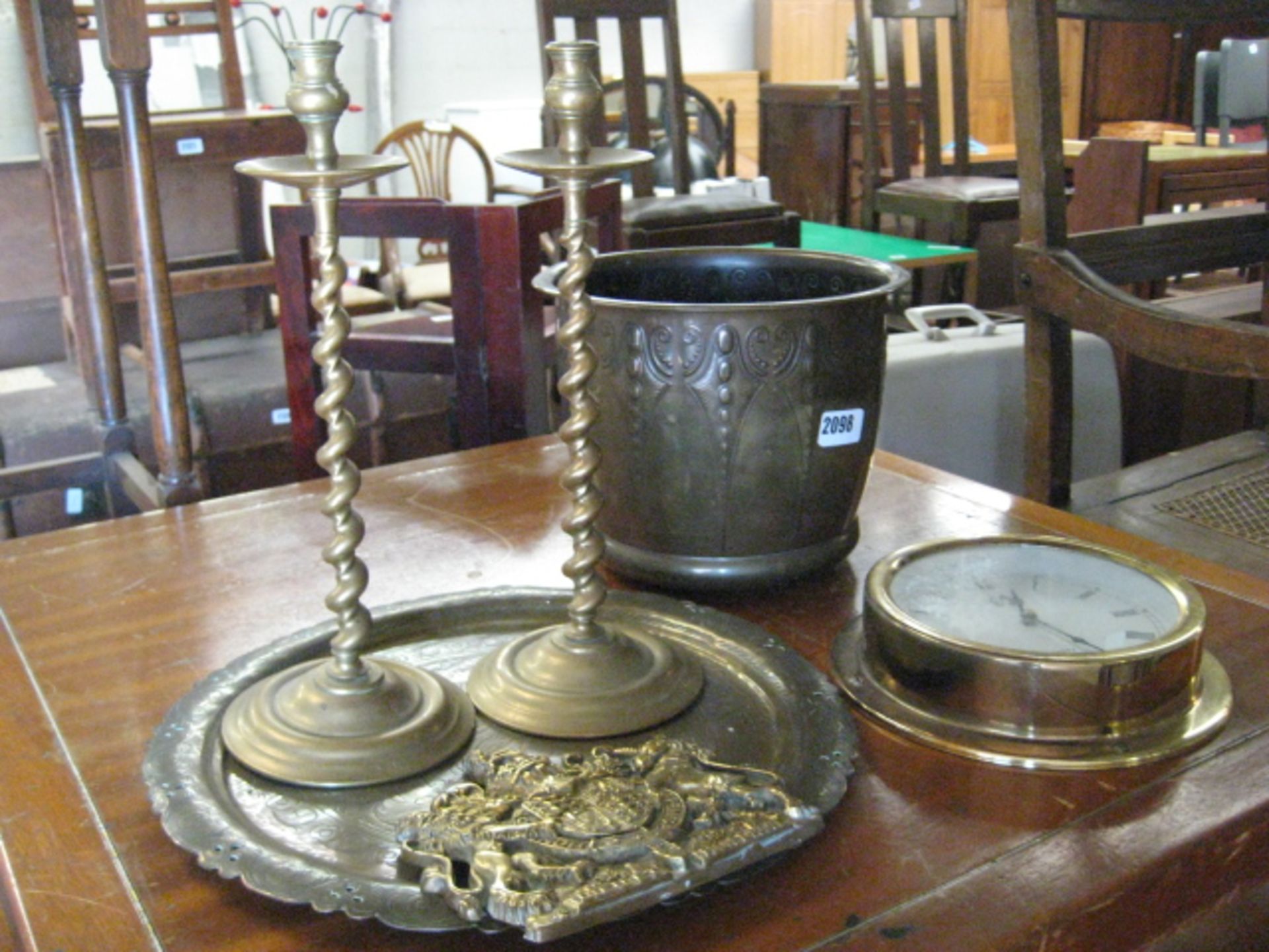 Brassware incl. candlesticks, platter, plaque, clock and planter