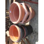 Quantity of plastic plant pots