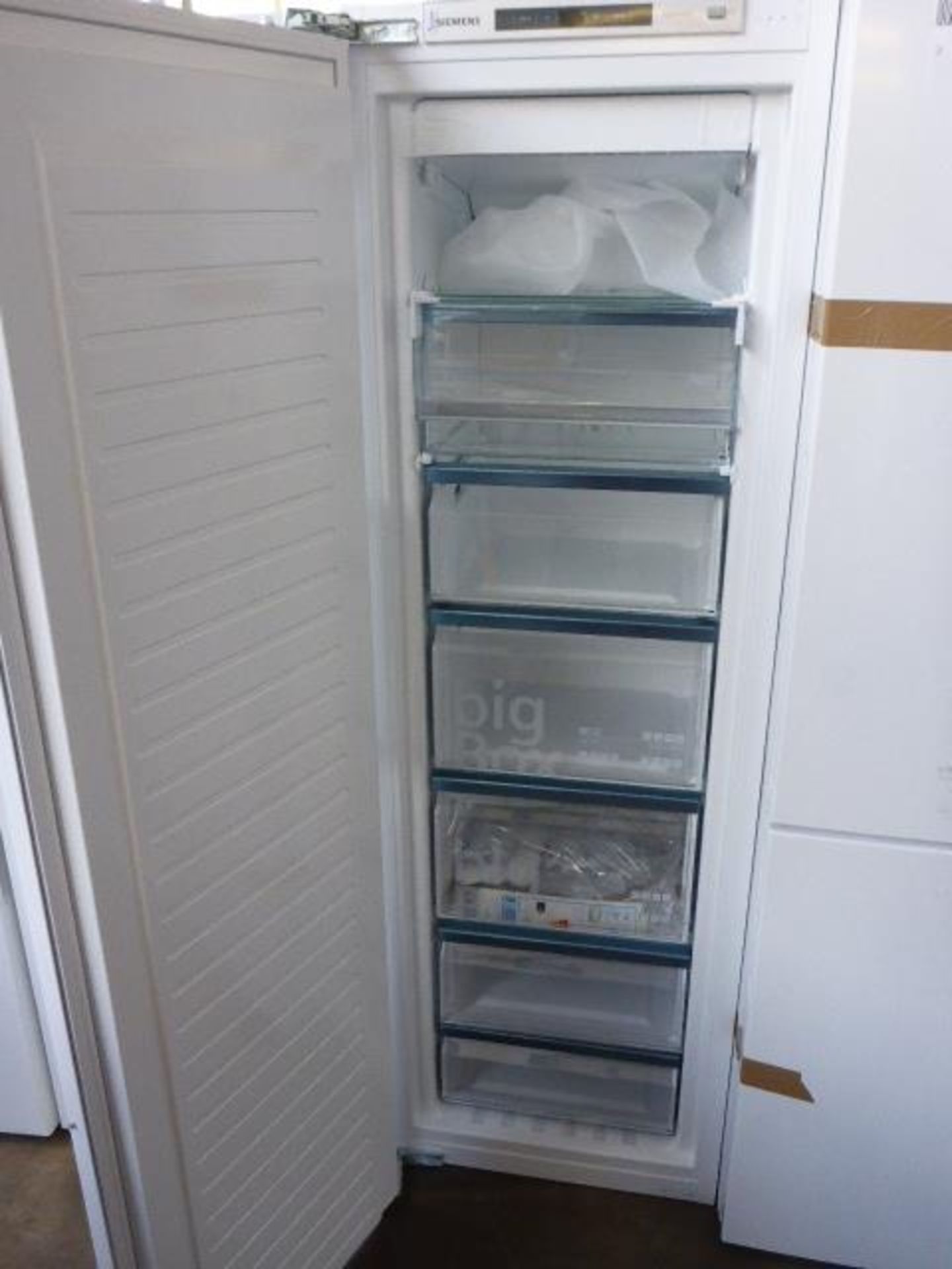 GI81NAEF0GB Siemens Built-in upright freezer - Image 2 of 2
