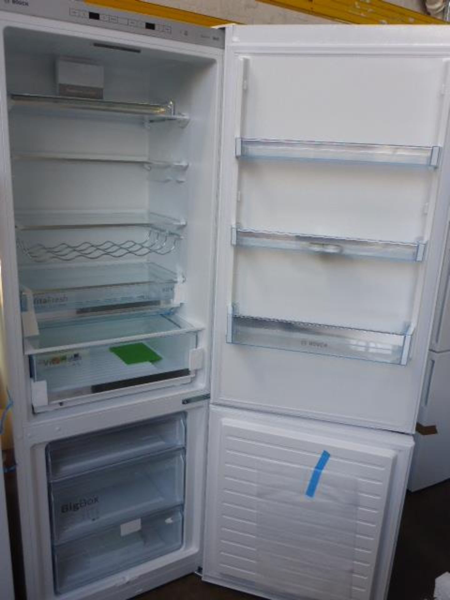 KGE49VW4AGB Bosch Free-standing fridge-freezer - Image 2 of 2