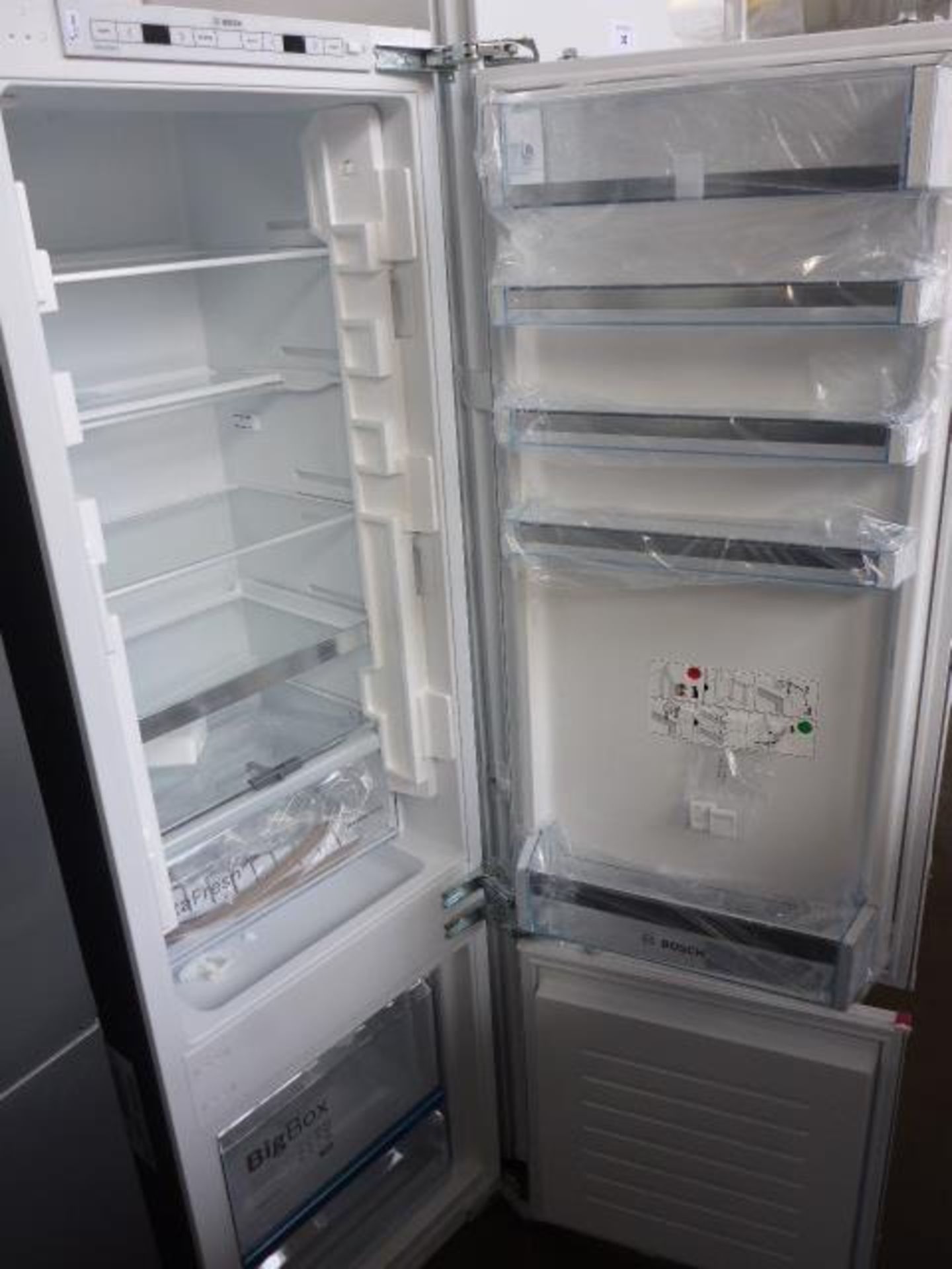 KIS87AF30GB Bosch Built-in fridge-freezer combination - Image 2 of 2