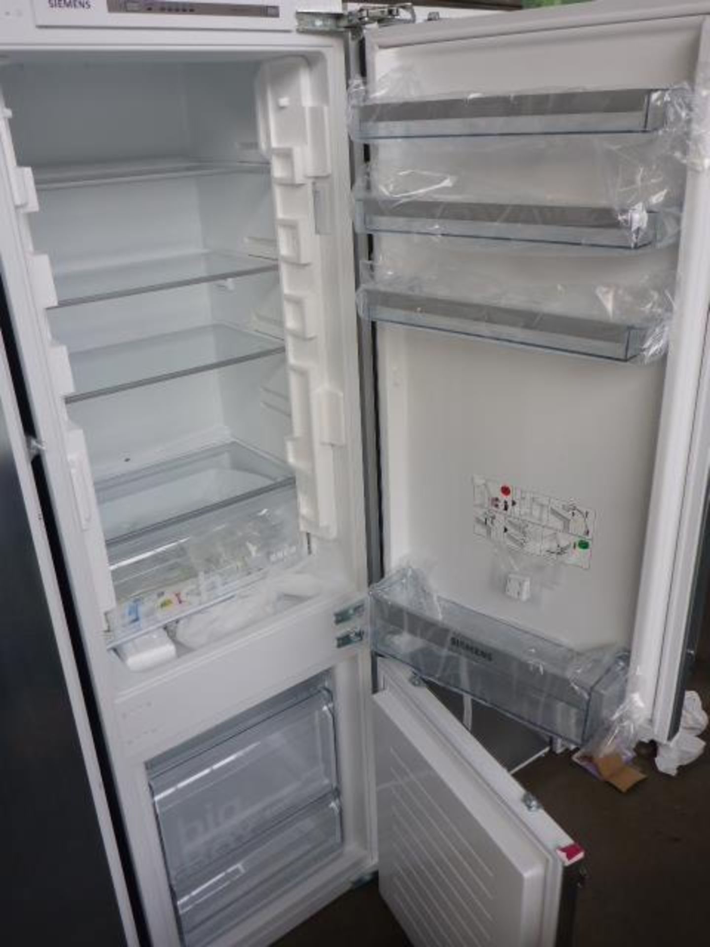 KI86VVF30GB Siemens Built-in fridge-freezer combination - Image 2 of 2