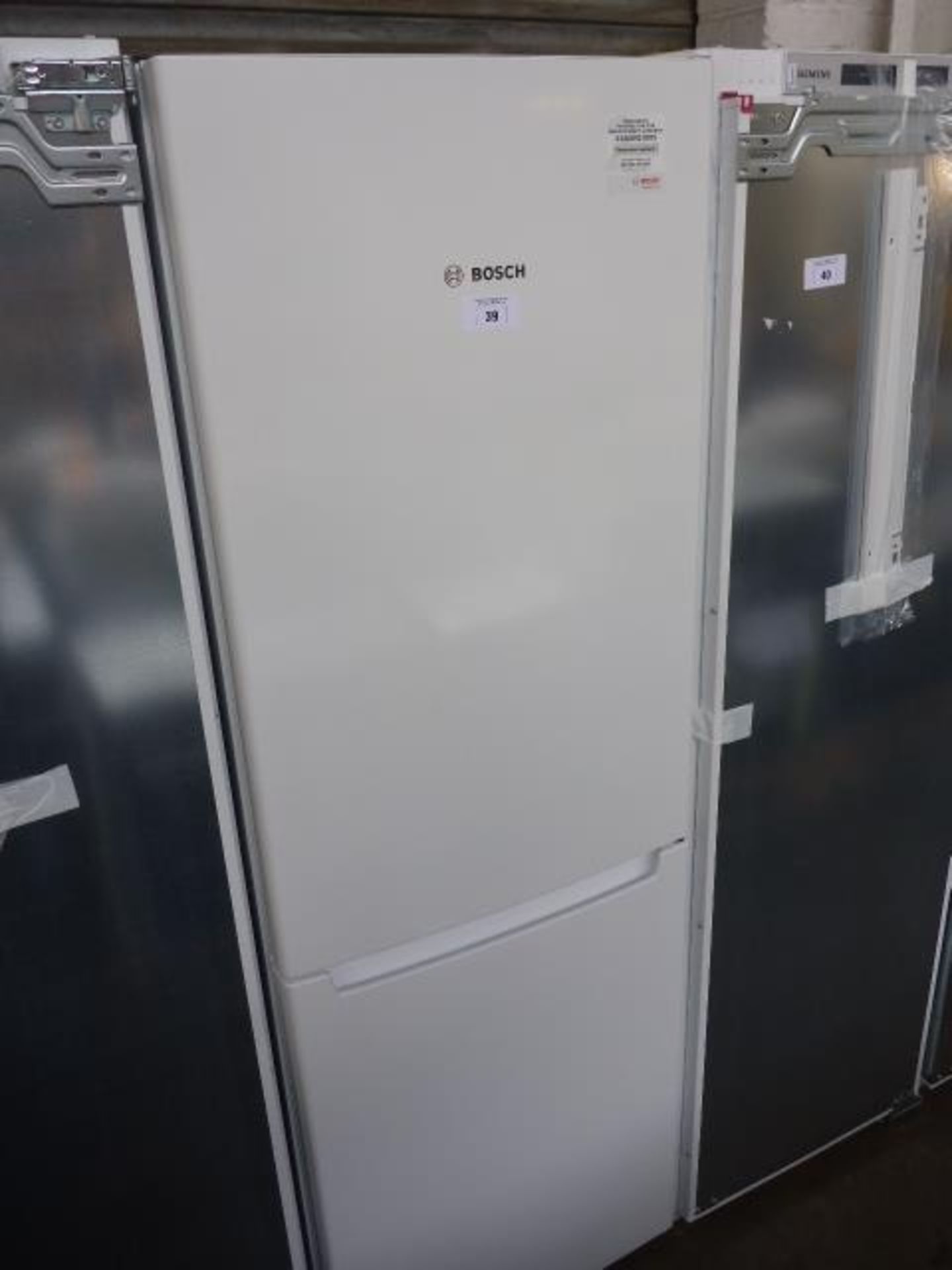 KGN33NWEAGB Bosch Free-standing fridge-freezer