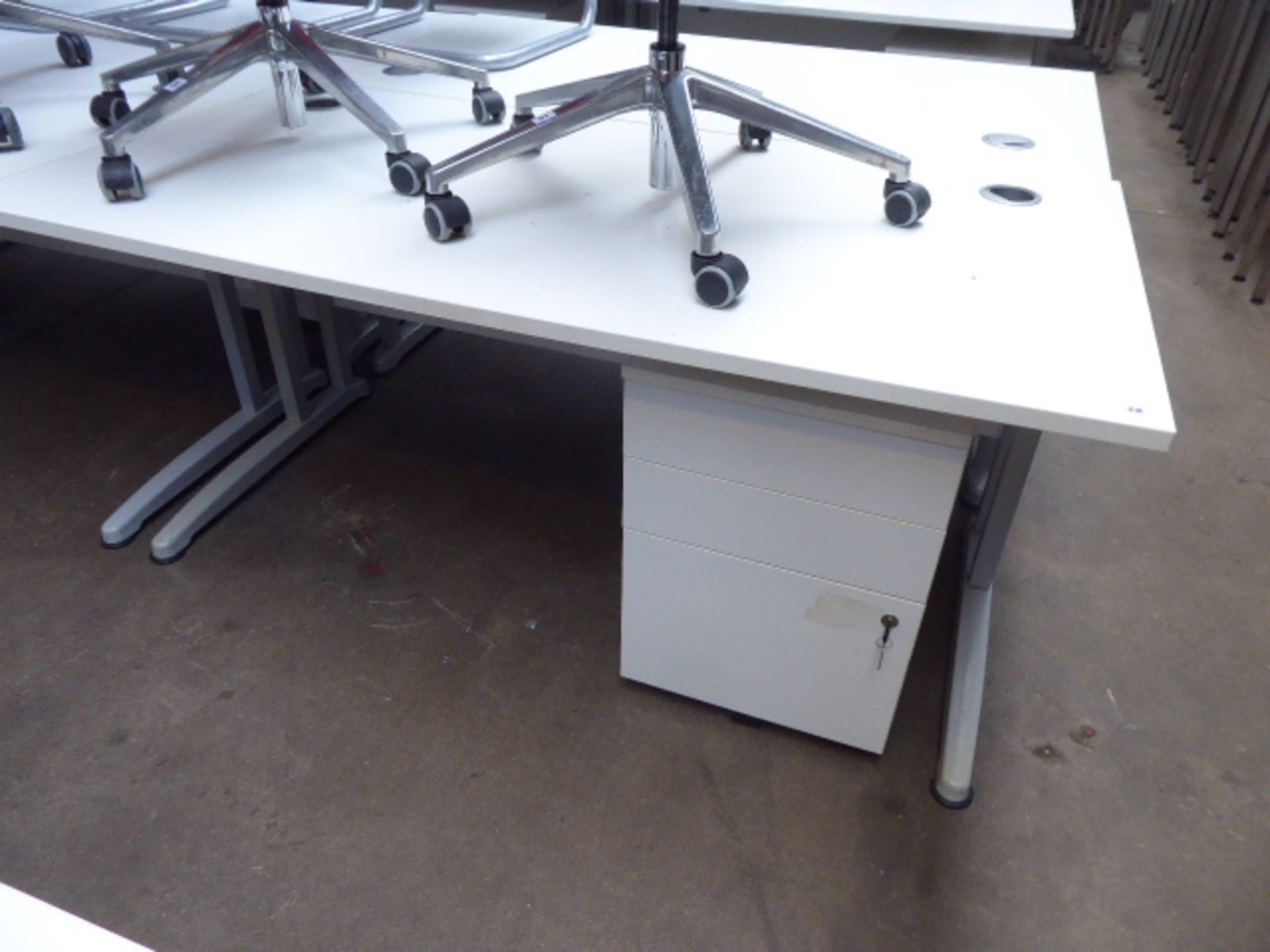 5 160cm white workstations on cantilever legs with matching 3 drawer under desk pedestal - Image 2 of 3