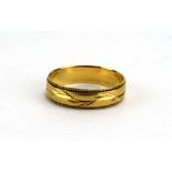 A 9ct yellow gold wedding band with leaf engraving, band w. 5 mm, London 1985, ring size Q, 2.