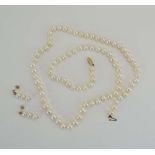 A single strand continuous cultured pearl necklace with 14ct yellow gold clasp, l. 71.5 cm, pearl d.