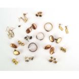 A mixed parcel of 9ct yellow gold, yellow metal and base metal jewellery including cufflink's,