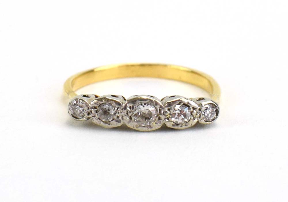 An 18ct yellow gold ring set five graduated diamonds in illusion settings, ring size O, 2.