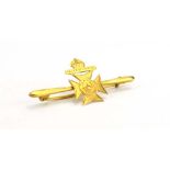 A 9ct yellow gold sweethearts brooch engraved for the Kings Royal Rifle Corps, w. 4.5 cm, 2.