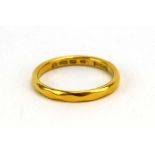 A 22ct yellow wedding band with wrythen decoration, London 1955, ring size O, 3.