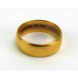 A gents 9ct yellow gold wedding band, Birmingham 1949, band w. 7 mm, ring size W, 7.
