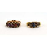 An Edwardian 9ct yellow gold ring set five graduated garnets, Chester 1900,