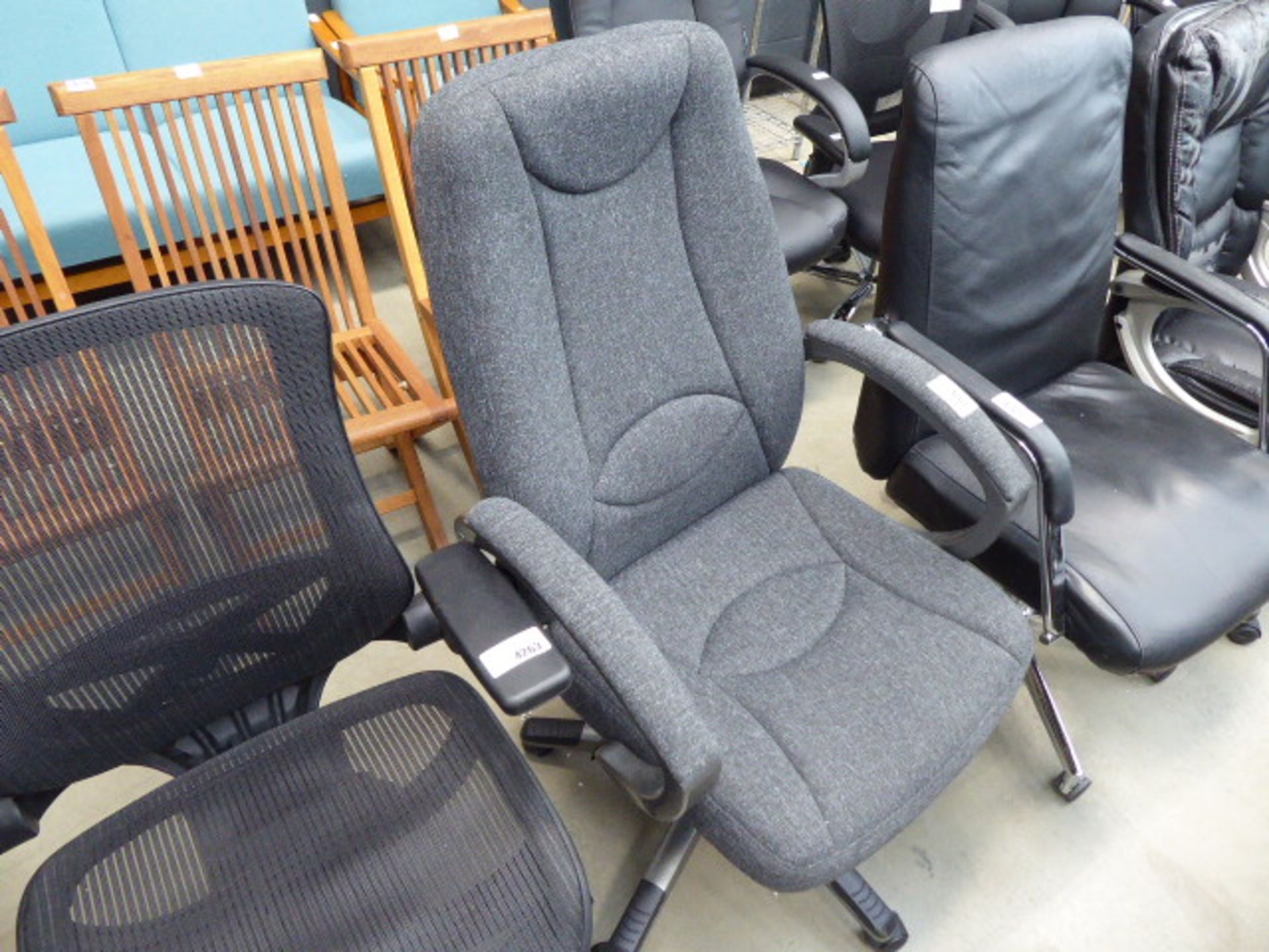 4582 Grey cloth high backed office swivel armchair on black supports