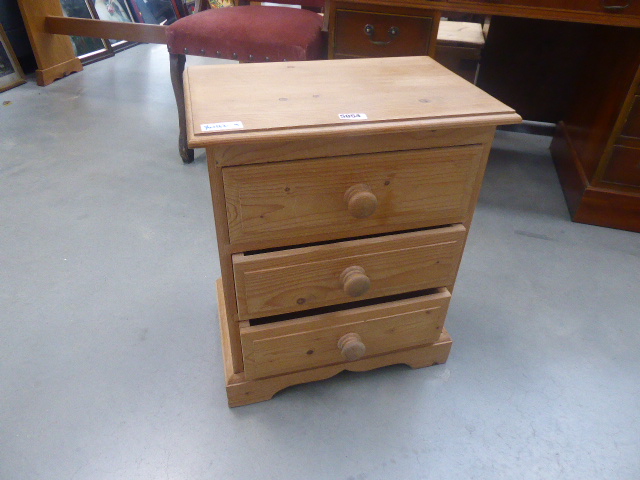 5109 - Pine 3 drawer bedside cabinet