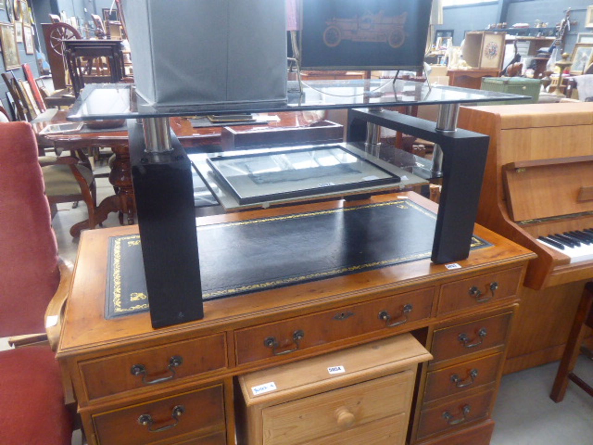 5051 - Black glass coffee table with shelf under