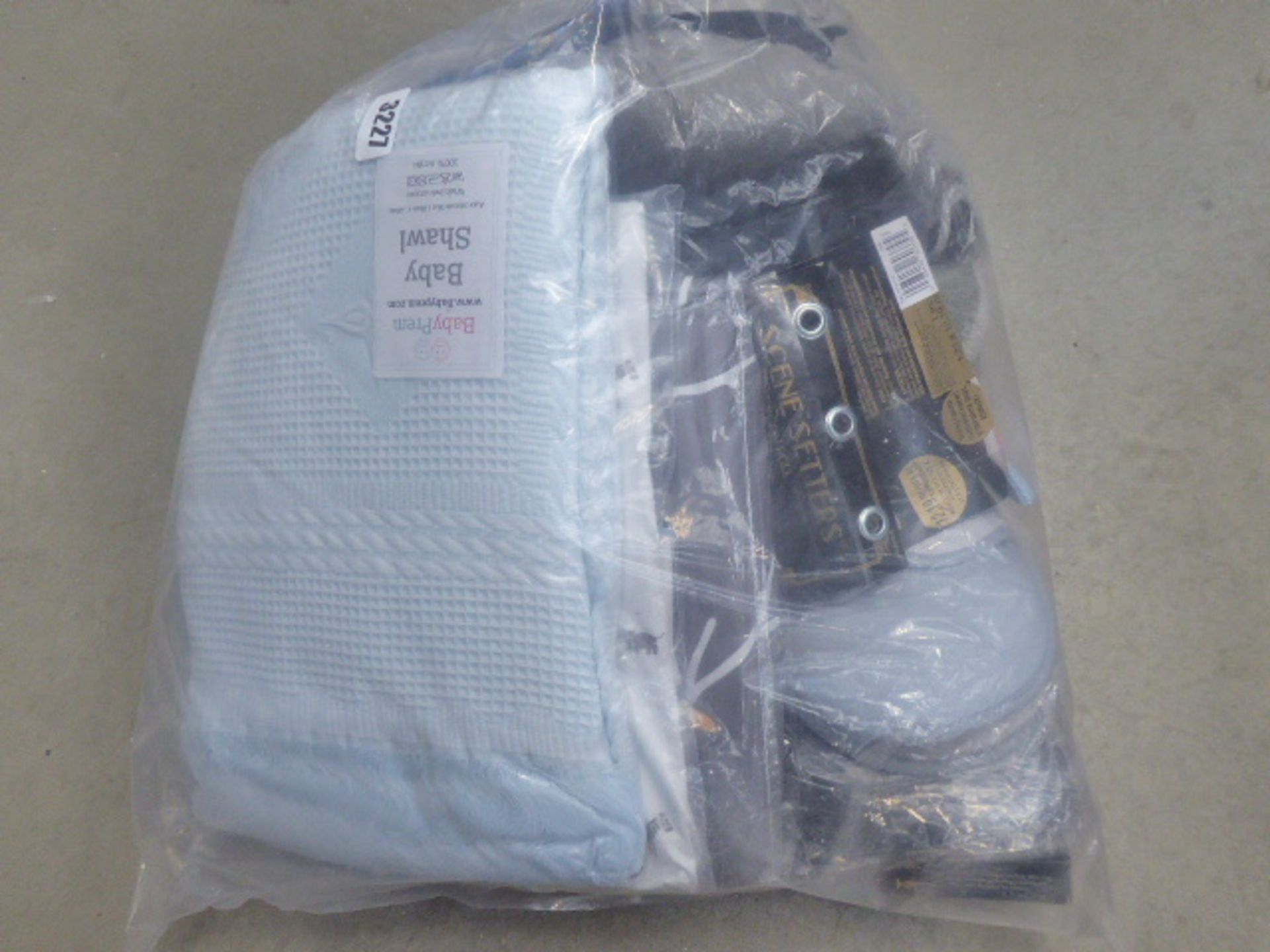 3268 Bag containing mixed bedding and other mixed items