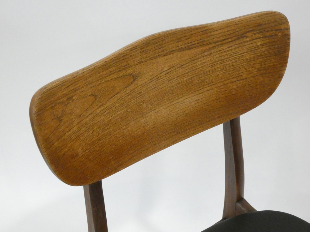 A pair of 1960's Danish dining chairs with shaped teak backs and black seats - Image 2 of 2