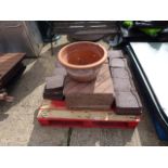 (1191) Pallet containing 14 paving slabs and 23 red bricks
