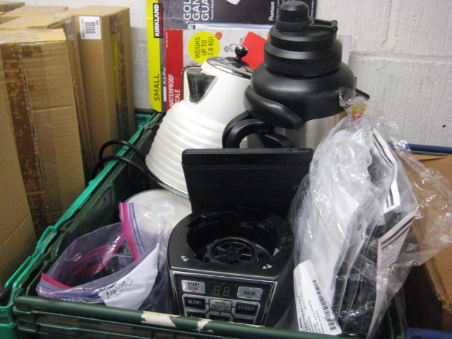 (42) Crate of mixed kitchenwares incl. De Longhi kettle, flask, blender, etc.