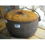 Cast iron cooking pot